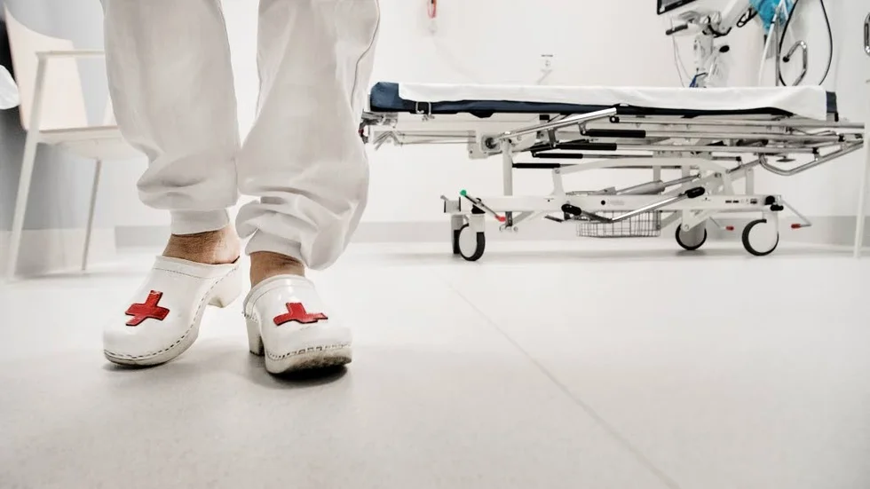 Ny lärlingsutbildning ska ge fler behöriga undersköterskor inom vården.