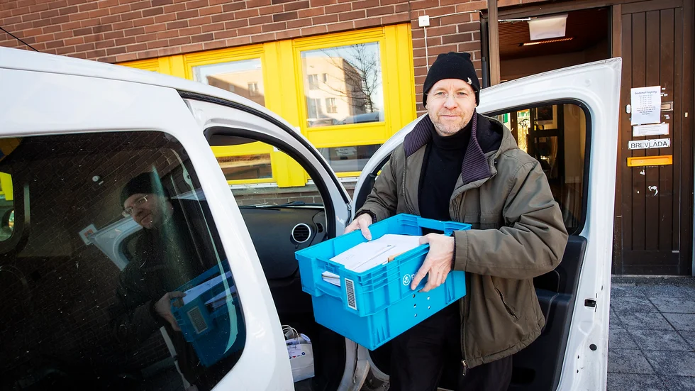 Författaren Jesper Larsson från Oxelösund är en doldis som delvis försörjer sig på extrajobb i kommunen. Med sin senaste roman har han tagit plats i den yppersta författareliten i Sverige . Nu är han nominerad till Nordiska rådets litteraturpris. 