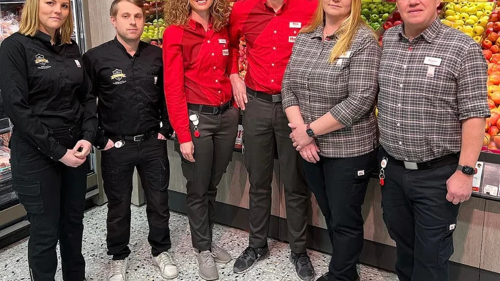 Katrineholms Icahandlare gör gemensam sak för att hjälpa Ukraina. Från vänster: Erica och Pierre Börjesson, Anna och Emil Remröd samt Hanna Seger och Magnus Jeppsson.