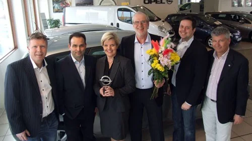 Försäljningschef Henrik Fröström, vd Ralph Gonsalves, Grahns Bilars Anna Johansson och Fred Johansson, regionchef Henrik Swartling och återförsäljarutvecklare Anders Larsson firade Grahns Bilars opel-försäljning i går.