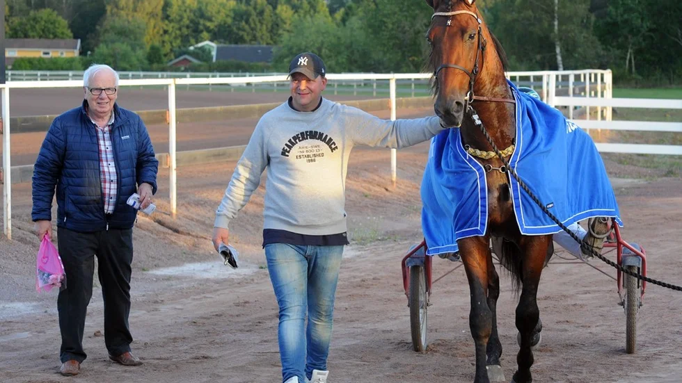 Pastore Bob blev månadens häst i Mantorp. Här med Ägaren och uppfödaren Robert Stejdahl samt tränaren Stefan P Pettersson. Foto: Magnus Strömsten