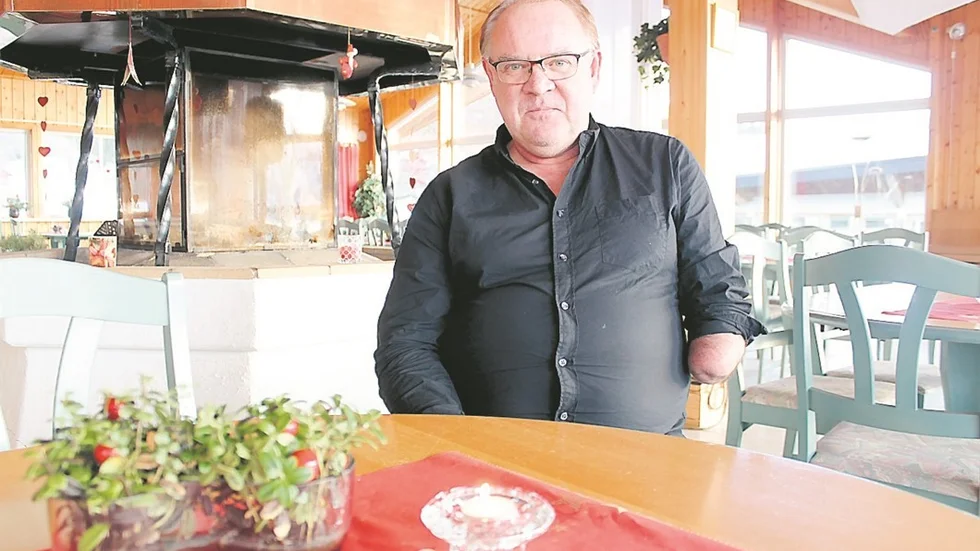 Mats Peterson tog över arrendet av Café Kröngården i våras och ångrar inte sitt beslut. ”Vi har försökt bredda och utveckla verksamheten och tänker fortsätta på den vägen. Samtidigt finns det ett arv att respektera. Jag vet att det kommer stammisar till Kröngården bara för våfflorna eller räkmackorna, och då gäller det att de åker härifrån nöjda.” Foto: Rebecca Forsgren Malmström
