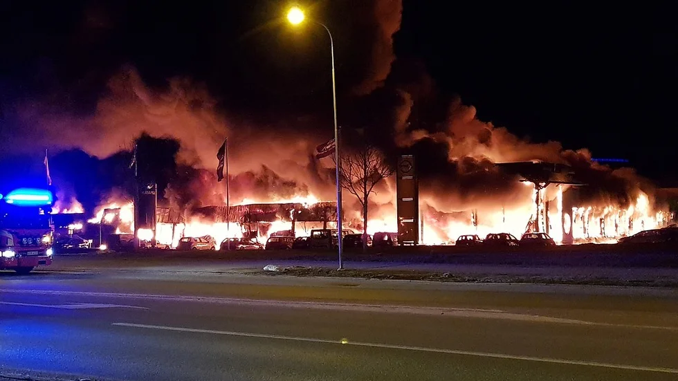 En större byggnad som tillhör ett bilföretag i Kalmar brandhärjades under natten. Det råder stor explosionsrisk och polisen har spärrat av flera hundra meter i alla riktningar. Branden är under kontroll men släckningsarbetet kommer fortsätta under hela dagen.