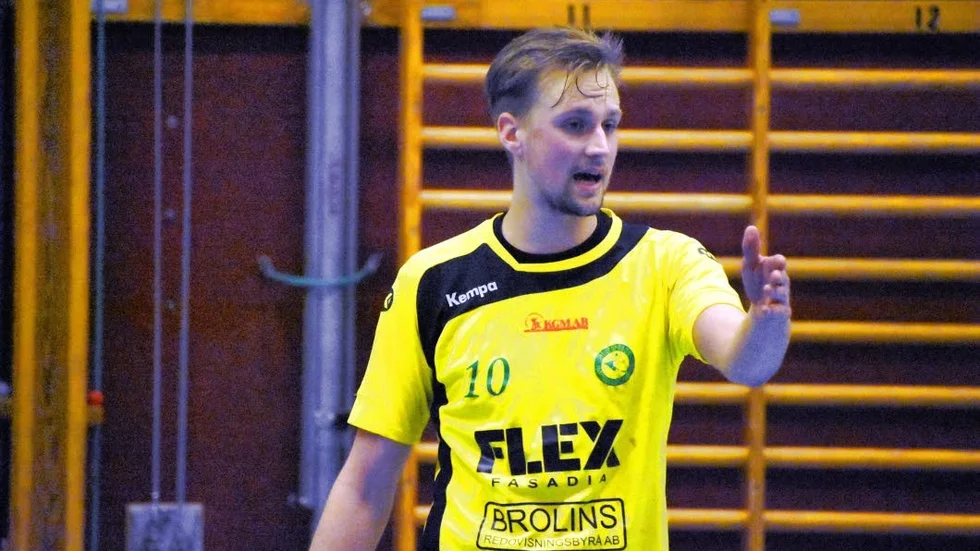 Hultsfreds HF:s nyckelspelare Robin Löfstedt har bestämt sig för en fortsättning i klubben, nu bara som spelare.