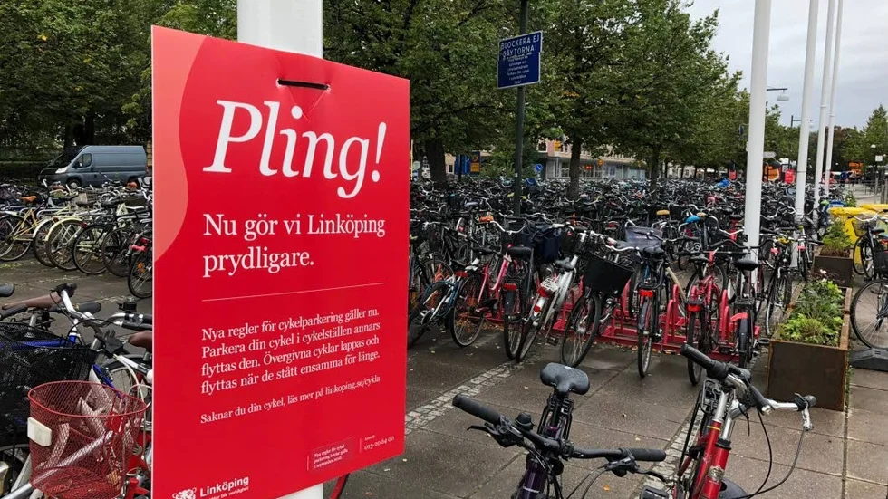 Felparkerade cyklar ska flyttas från resecentrum, men platserna räcker inte till, skriver
