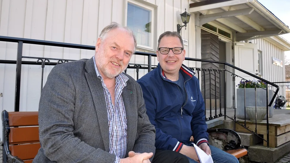 Anders Ljung (C och Lars Karlsson (L), är nära varandra såväl på parkbänken som inom Kindapolitiken. De menar att de kommer att valarbeta som enskilda partier, men är öppna för fortsatt samarbete. Foto: Alf Wesik