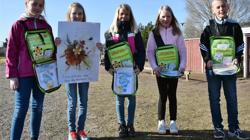 Fr.v. Cornelia Beuger, Hanna Hallingström, Signe Ribba, Julia Pira och Herman Gustafsson är några av de elever i årskurs fyra som ser fram emot säljstarten av majblommorna. Foto: Morgan Karlsson