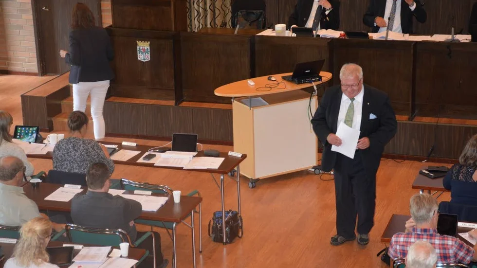 Kommunalrådet Tomas Peterson (M) lämnar talarstolen efter sitt budgetanförande och oppositionsrådet Ingela Nilsson Nachtweij (C) är på väg upp för att hålla sitt.