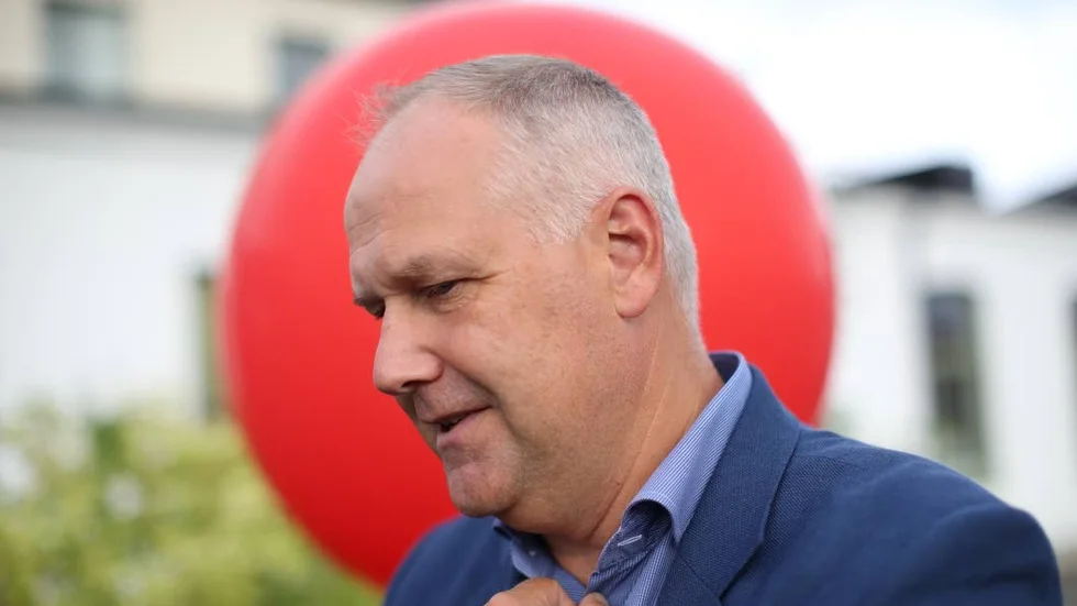 Vänstern med partiledaren Jonas Sjöstedt surfar fram på en myt, anser tidigare kommunstyrelseordföranden i Linköping, Roland Larsson