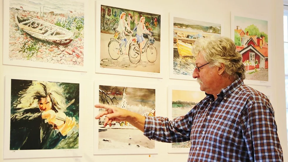 Bo Magnusson visar sina tavlor på Galleri Cupé just nu. Här pratar han om hur viktigt det är med rörelse i tavlorna. Foto: Liselotte S Johansson