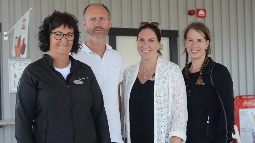 Ungdomspedagog Anja Persson (längst till vänster) tackar för stort föräldraengagemang under Källängsfestivalen, tillsammans med Thomas Svensson, AL-skolan, Yvonne Carlsson, Vimarskolan, och Sofia Eek, AL-skolan som också kommer bidra för att få en lugn skolavslutning i Vimmerby.