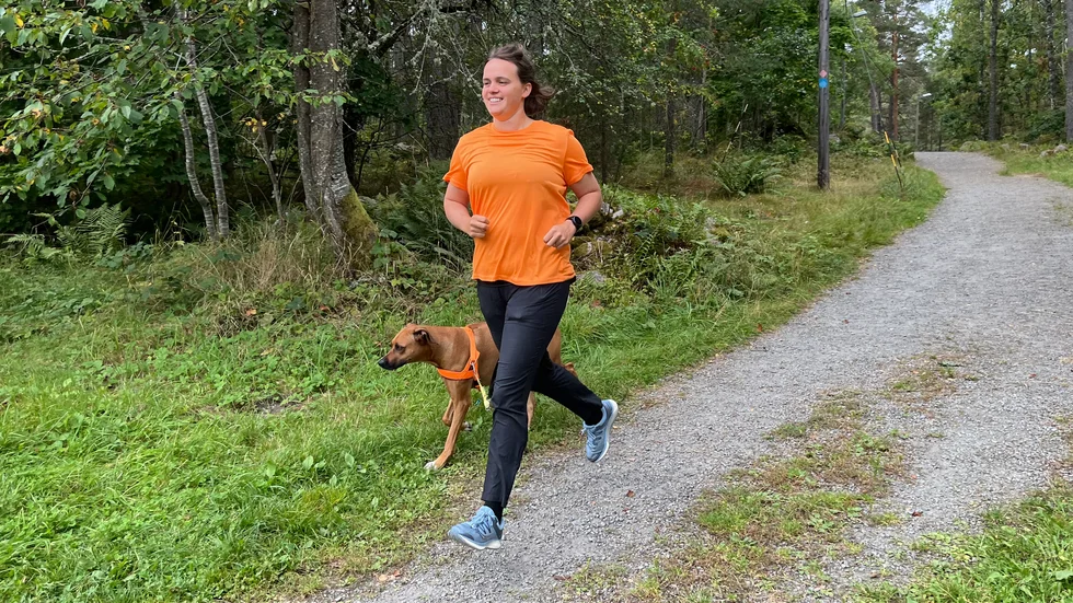 Sofia Erlandsson under ett av hennes träningspass på VO-torpet. "Det är ganska skönt att springa med hunden", säger hon under uppladdningen inför den sista delen av hennes två klassiker.