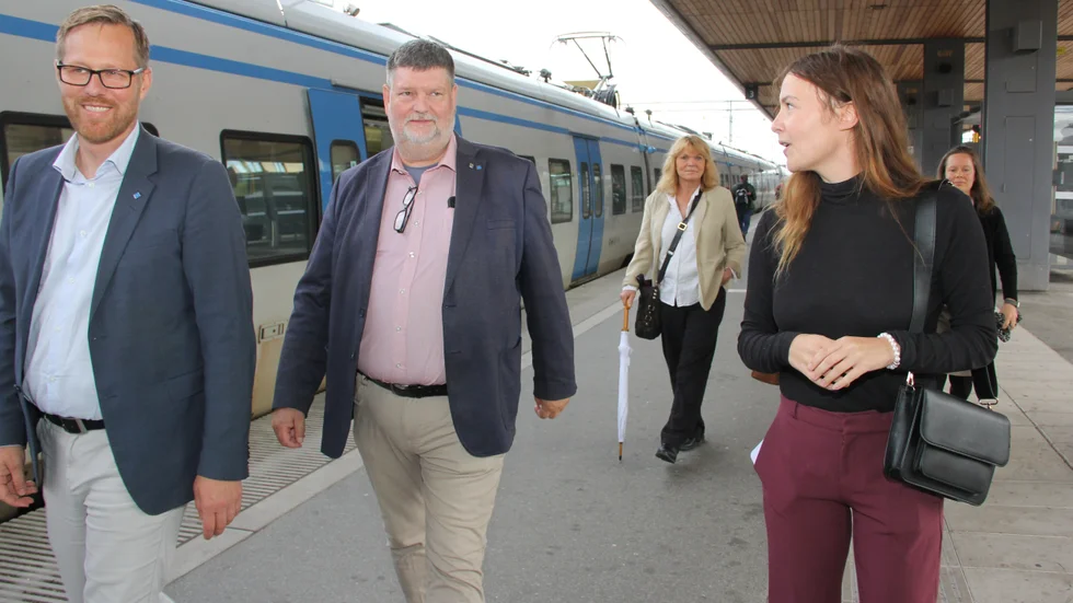  "Vi behöver få besked om hur trafiken ska fungera efter 15 december", säger Knivstapolitikern Mimmi Westerlund (KD) till höger i bild. Från vänster: regionoppositionsråd Björn-Owe Björk (KD) och Magnus Jacobsson (KD) riksdagsman. I bakgrunden Monika Lövgren (SD) och Knivsta kommunstyrelses ordförande Matilda Hübinette (Knivsta.nu). 