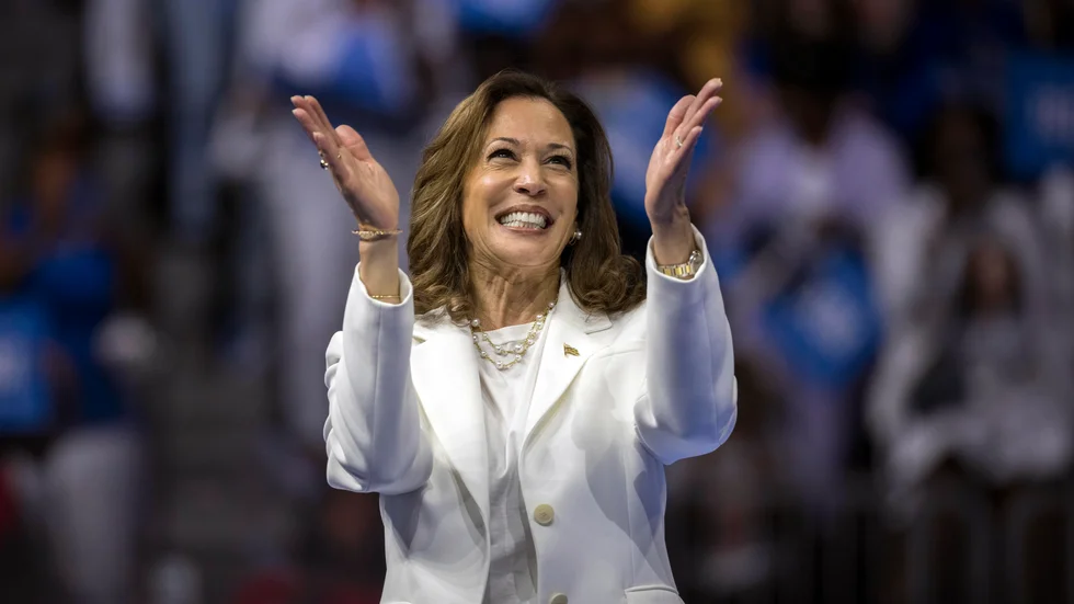 På väg. Kamala Harris är på väg att bli den första kvinnliga presidenten i USA. Men än är valet långt ifrån avgjort. 