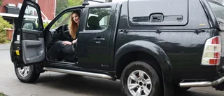 Helene, 44, från Luleå kör ner en pick-upp till krigets Ukraina