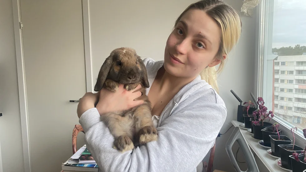 Caroline Gyllenskepp med en av kaninerna som lämnats i trapphuset, troligen pappan till ungarna. 