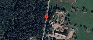 Havererad lastbil stör trafiken på väg 1023