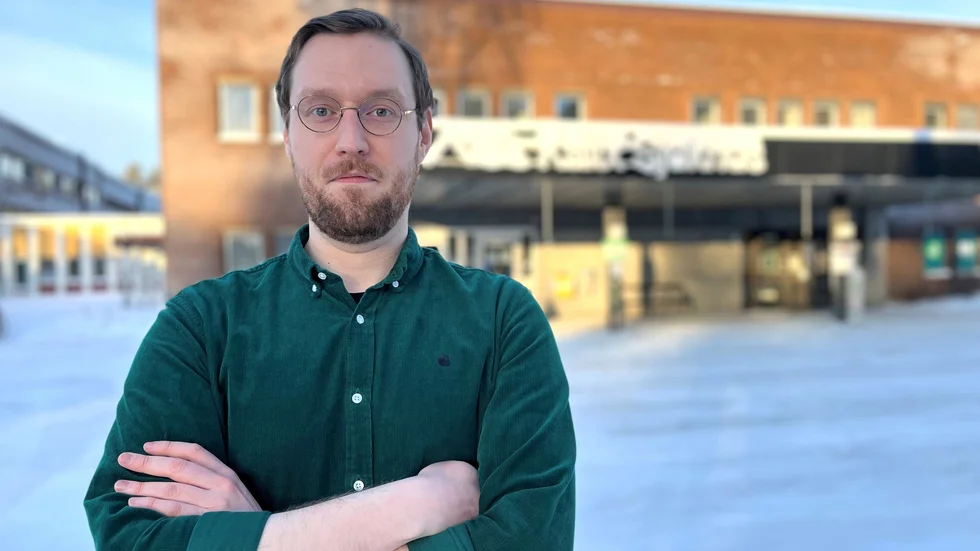 Victor Gustavsson, psykolog på Bup i Kalix, ser risker med regionledningens nya förslag på omorganisation och hade önskat att det förankrats mer hos de anställda. "Min största rädsla är att vi rör oss mot ytterligare centralisering, och därmed fortsätter begränsas gällande anpassningsmöjligheter på mindre mottagningar", säger han.