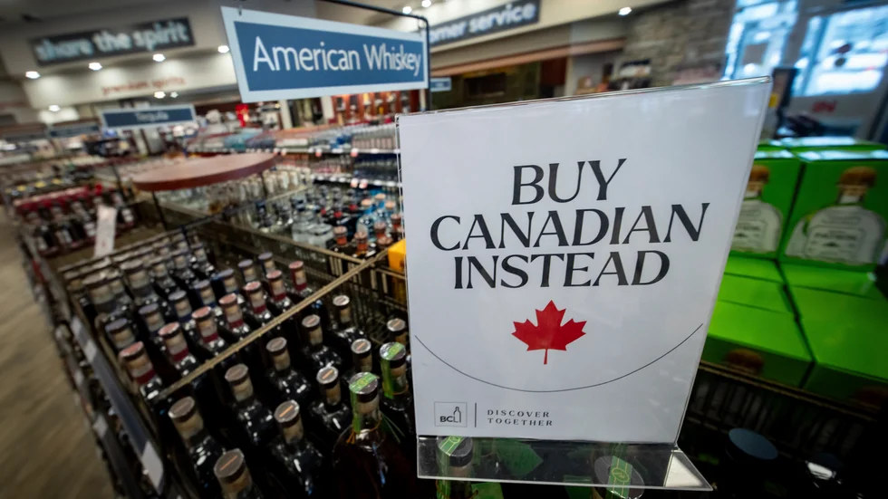 Meddelande till kunderna i en spritbutik i Vancouver, framför hyllan med amerikansk whisky.