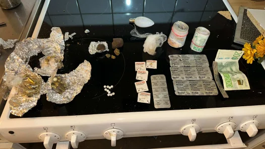 I köksfläkten hittades både knark, pengar och ammunition.
