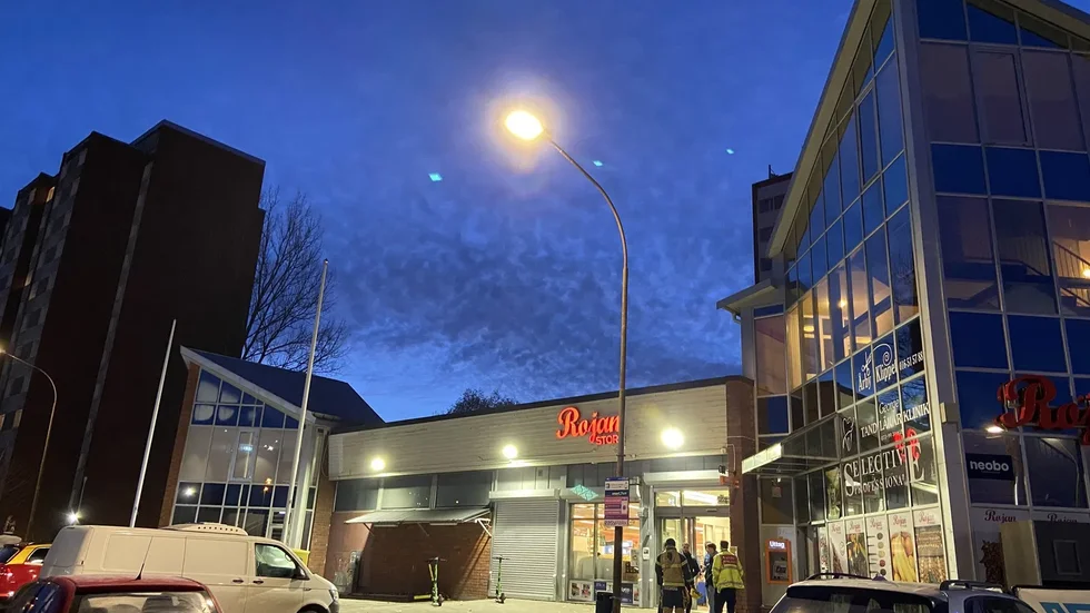 Räddningspersonal i Årby centrum.