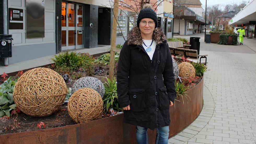 Lucia Rappich från Hultsfred Handel hjälper till att arrangera julskyltningen. "Det är lite som förrätten inför julmarknaden som vi ska ha den 20 december", säger hon.