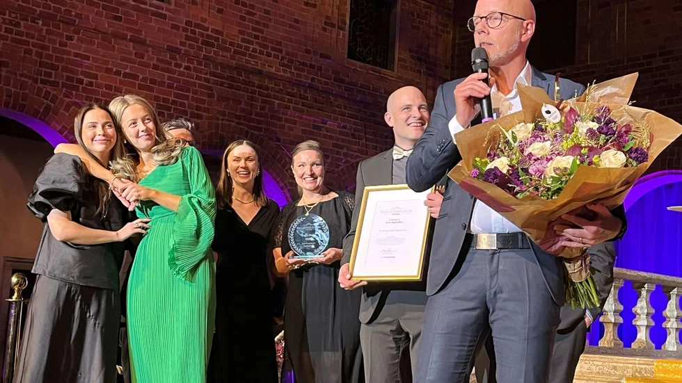 Peter Jonsson, Icahandlare i Skellefteå, tog emot utmärkelsen tillsammans med flera kollegor. Han säger att han ofta känner sig stolt över sin butik och under intervjun återkommer han flera gånger till att personalen gör företaget bättre.