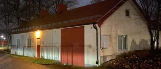Skadegörelse vid gamla brandstationen – fönsterruta sönderslagen