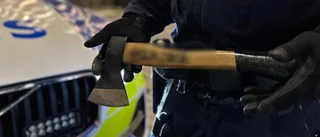 Polisen hittade en yxa i bilen