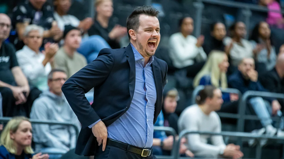 Robin Sandberg fick emmelanåt höja rösten vid sidlinjen när Luleå Basket gästade Lund för mötet med EOS. "Jag tror vi hade tankarna lite på nästa veckas viktiga uppgift".