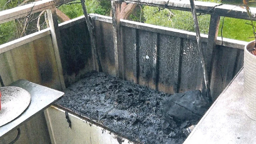 Glödande fimpar och plast från en hink ramlade ned på grannens balkong, där en eld startade.