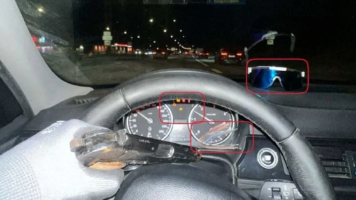 Mannen poserade med pistolen och filmade sig själv under färden mot Uppsala.