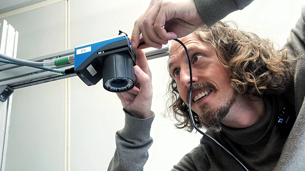 2D-kameran med inbyggd AI kan användas utan att ha en dator inkopplad. Först behöver man dock lära upp den med hjälp av ett dataprogram som utvecklas på Sick i Mjärdevi. Här kopplar Viktor Smedby in kameran till datorn.