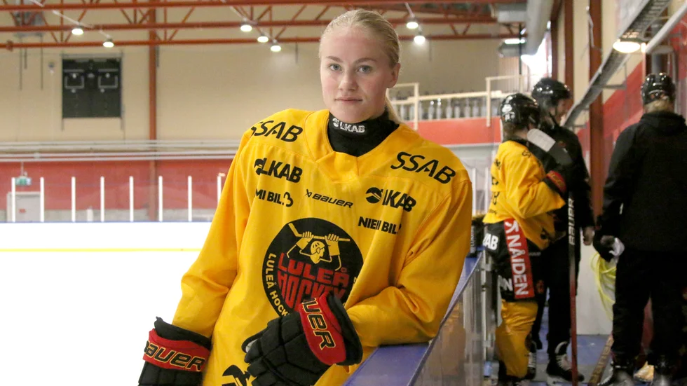 Ella Bergström, från Älvsbyn, gjorde debut i SDHL den här säsongen. Men nu kan hockeykarriären redan vara över. "Det kanske blir att lägga av", säger 21-åringen. (Arkivbild)