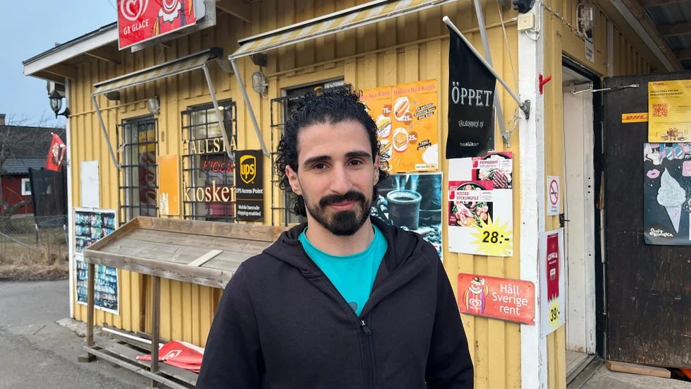 Bachar Homsi, 29, framför Hållstakiosken. 
