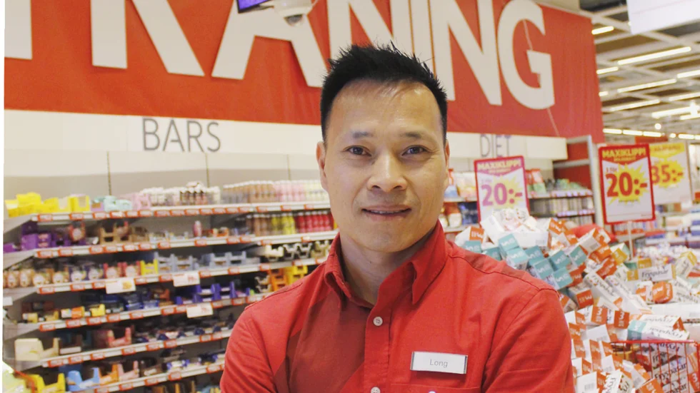 Ica-handlaren Long Nguyen på Ica Maxi i Gnista. ”Prishöjningarna beror på höjda leverantörspriser. Vi gör det vi kan för att pressa priserna i butik.”, säger han.