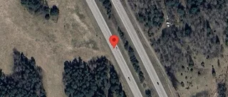 Stillastående personbil orsakar störning i trafiken på E4