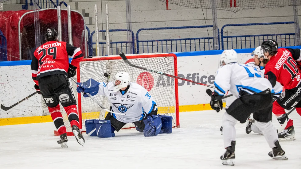 John Westermark hade att göra i mötet mot sin tidigare klubb Piteå HC – och räddade 40 av 43 skott.