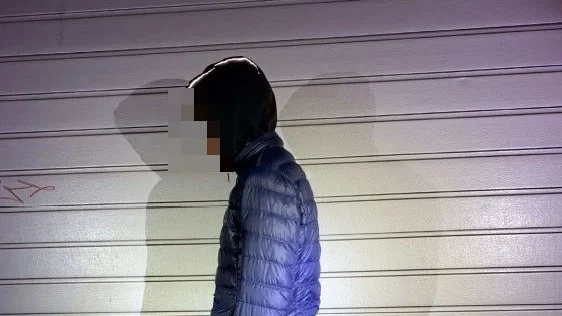 En 15-årig pojke hamnade i klorna på ett kriminellt gäng och beordrades att sätta eld på en dörr för att bli fri. 