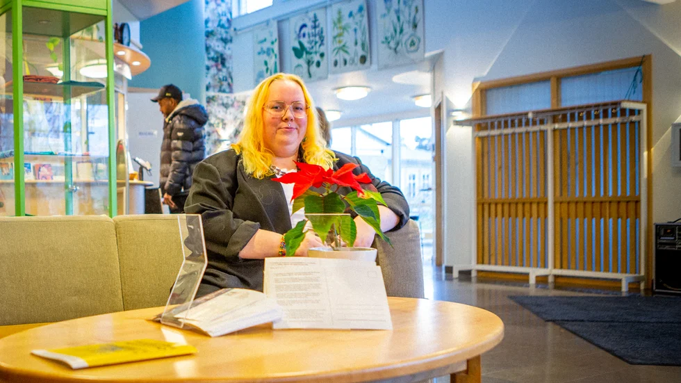 Emelie Nord, 27, försvarar Åsa folkhögskola från hoten om nedläggning. 