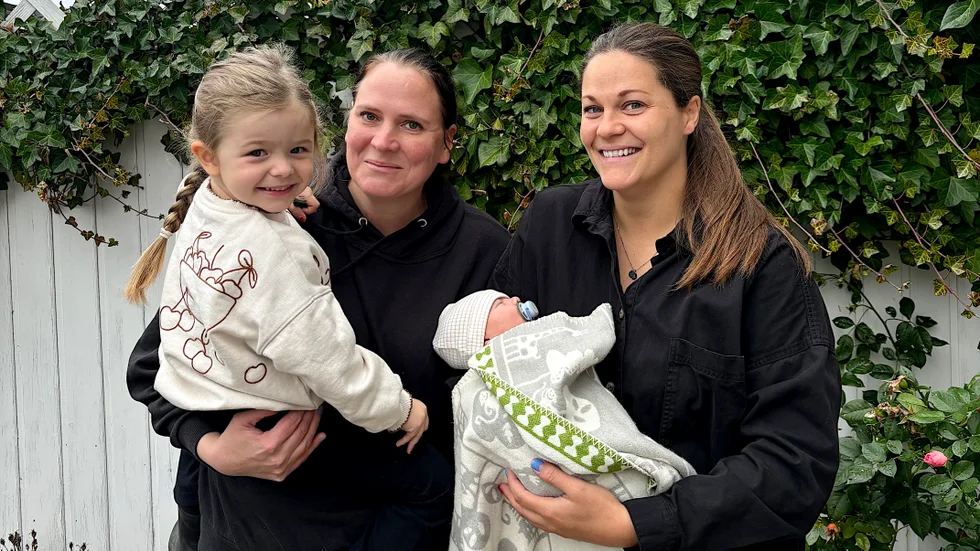 Simona Ågren tillsammans med sambon Frida Ahlerup och deras två barn, dottern Adelia, 3, och deras nyfödda son.
