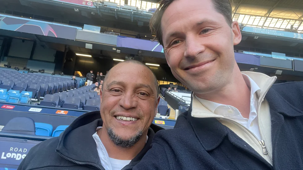 Haglund tillsammans med Roberto Carlos.