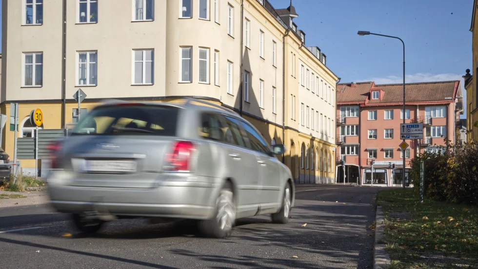 Vi måste minska vårt bilberoende, skriver insändarskribenterna.