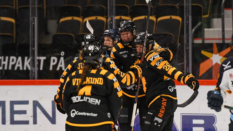 Nikita Bergmann kramas om efter sitt första mål i SDHL. 