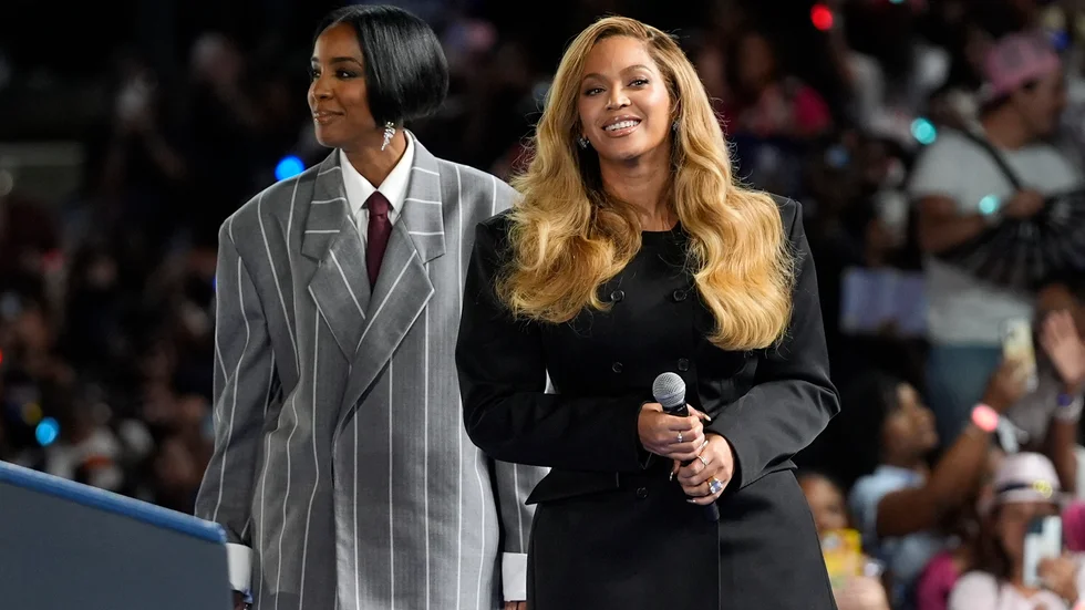 Beyoncé till höger med tidigare Destiny's Child-kollegan Kelly Rowland till vänster.