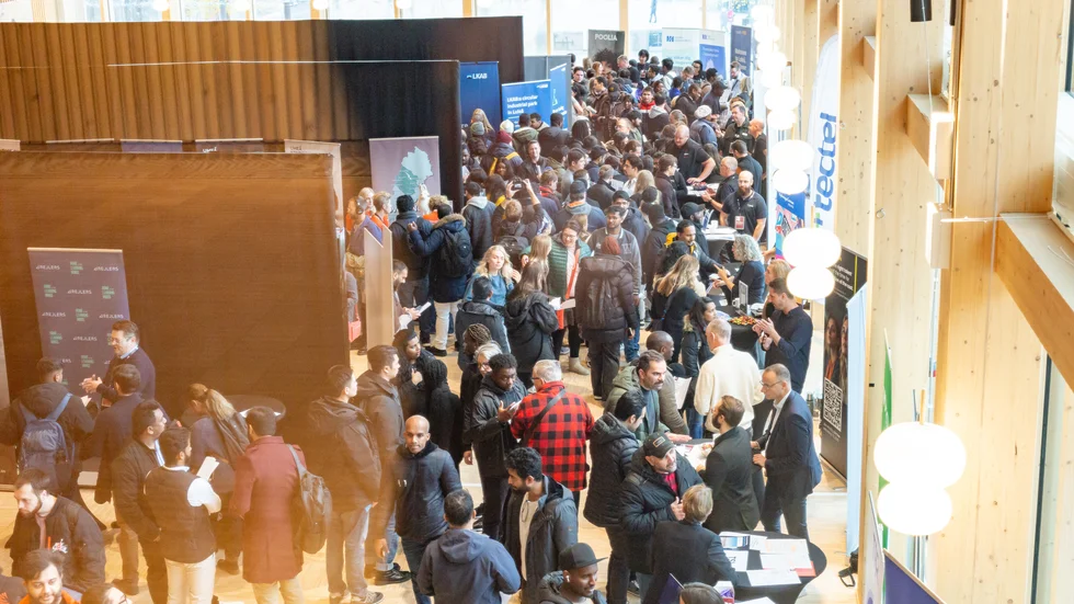 I oktober deltog representanter från Västervik på mässan Meet and Match i Skellefteå och lyckades få ett tiotal personer att intressera sig för att söka jobb här. Nu lanseras även en digital portal som ska hjälpa kommunen med kompetensförsörjningen. 1,1 miljoner kronor under tre år på portalen.