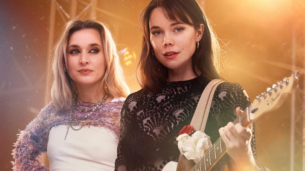 Hedda Stiernstedt (Vår tid är nu, Min pappa Marianne) och Josefin Asplund (Vikings, Top Dog, Snöänglar) spelar två omaka artister som tvingas ut på gemensam turné.