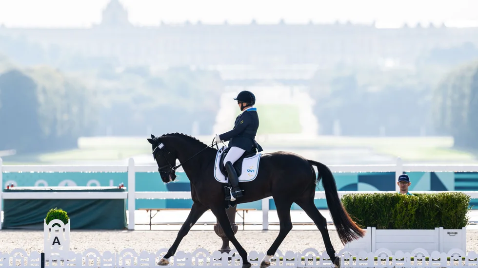 Louise Etzner Jakobsson och hennes Goldstrike vid paralympiska dressyren i Versailles.