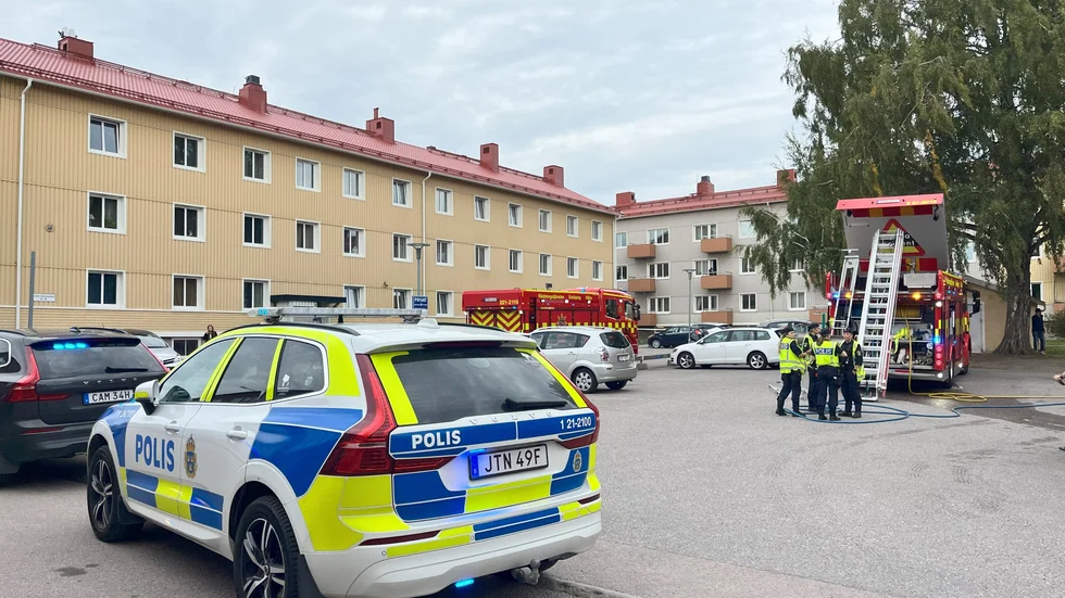 Räddningstjänst och polis ryckte ut till en garagebrand under tisdagen på Sankt Olofsgatan i centrala Enköping.