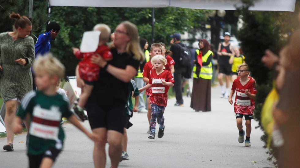 Under måndagskvällen var det folkfest i Eskilstuna 
då Blodomloppet lockade både unga som gamla löpare.